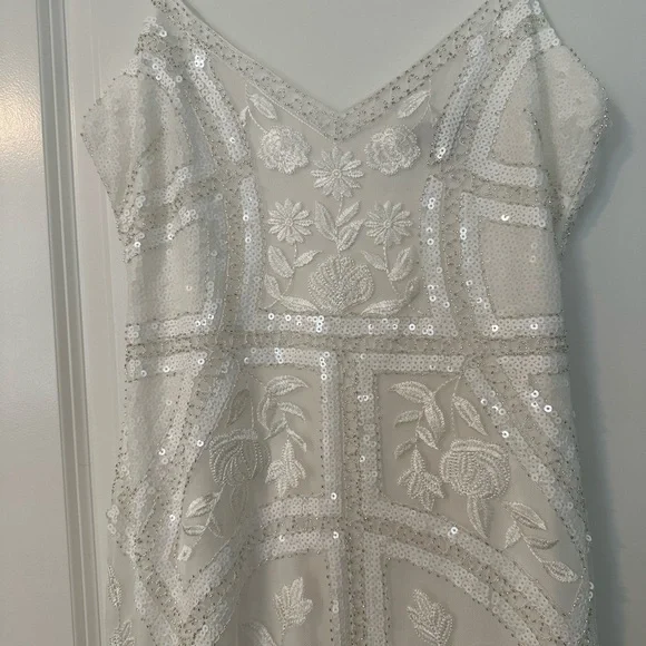 Elegant White Floral Embellished Dress - Picture 2 of 7